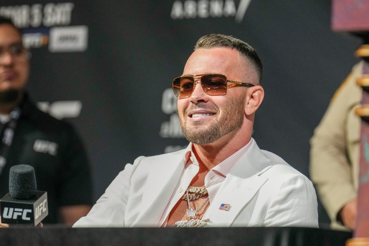 Colby Covington sorrindo durante coletiva de imprensa do UFC 272.