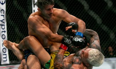 Por cima na guarda, Dariush tenta aplicar ground and pound em Charles Do Bronx