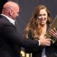 Ronda Rousey e Dana White em cerimônia do Hall da Fama do UFC.