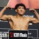 Raul Rosas Jr posa na balança da pesagem oficial do Noche UFC.