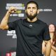 Makhachev ergue o punho na pesagem do UFC 294