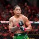 Gilbert Durinho encara seu adversário no octógono do UFC