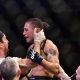 Jéssica Bate-Estaca comemora a conquista do título peso-palha do UFC com seu então treinador Gilliard Paraná.