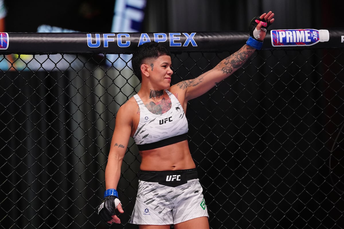 Denise Gomes acenando após vencer Elise Reed no UFC Vegas 106