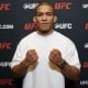 De punhos cerrados, Matheus Camilo posa para foto durante o media day do UFC