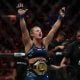 Kayla Harrison com o cinturão dos galos após vitória no UFC 316