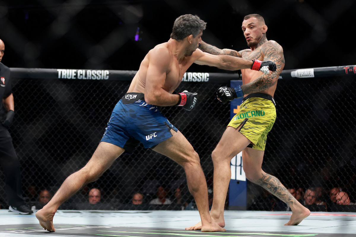 Renato Moicano e Beneil Dariush trocando socos durante o UFC 317